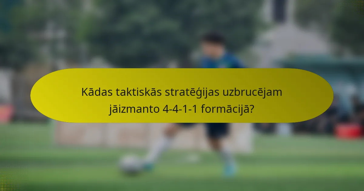 Kādas taktiskās stratēģijas uzbrucējam jāizmanto 4-4-1-1 formācijā?